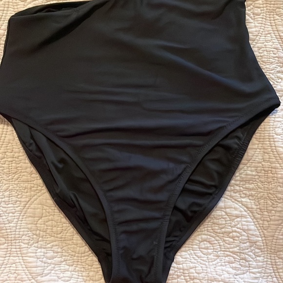 J. Crew Cutout one-piece swimsuit black size 6 VEUC SOLD OUT! - Picture 9 of 16